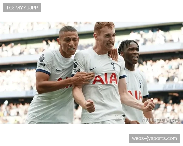 特写镜头：麦迪逊进球后指向看台，将进球献给刚出生的女儿。