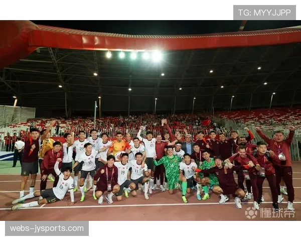 特写：赛后谢场，张玉宁将球衣赠予看台上坐着轮椅的小球迷